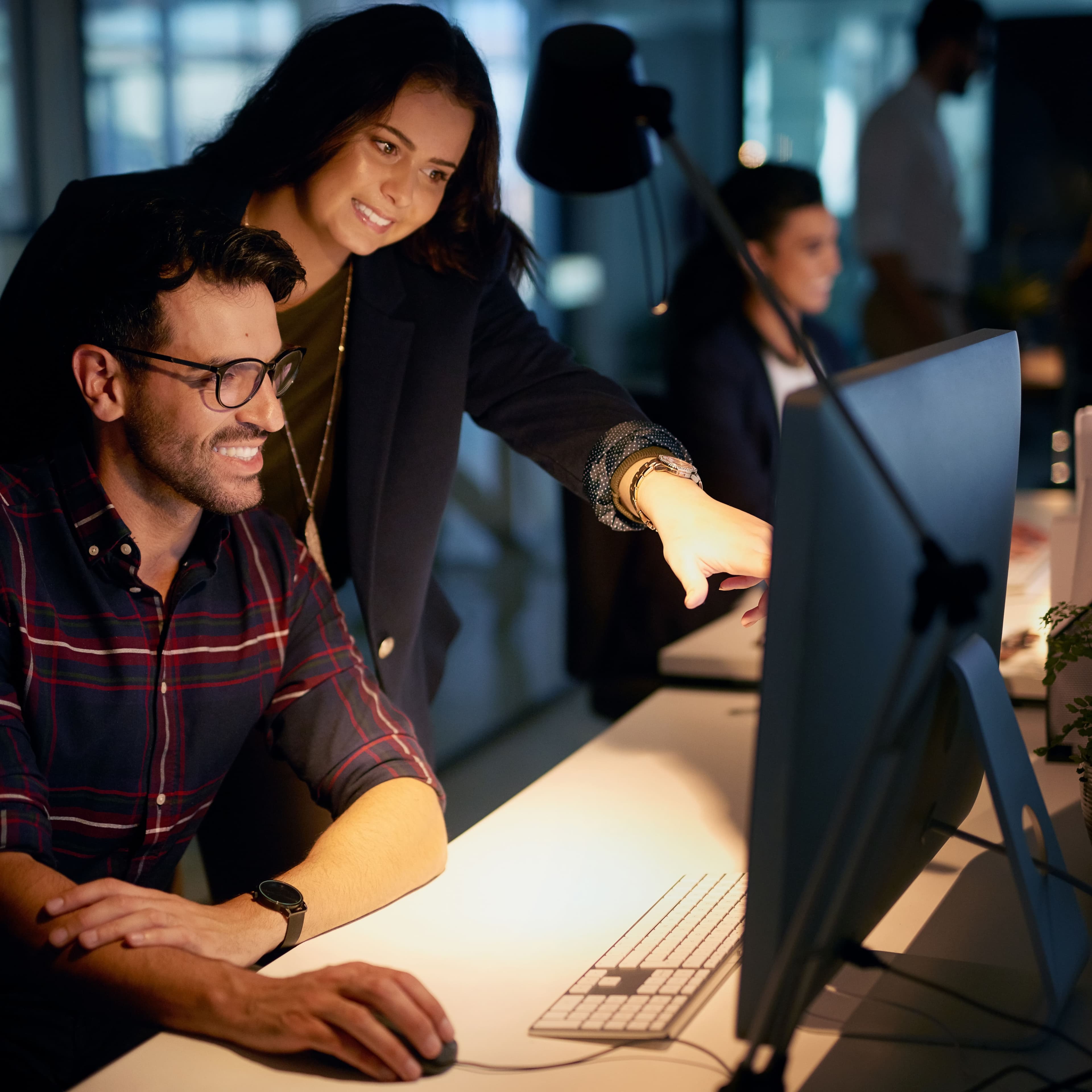 Centro de datos moderno con servidores y equipo de red, representando la infraestructura tecnológica de SIREMUNNISERIV.