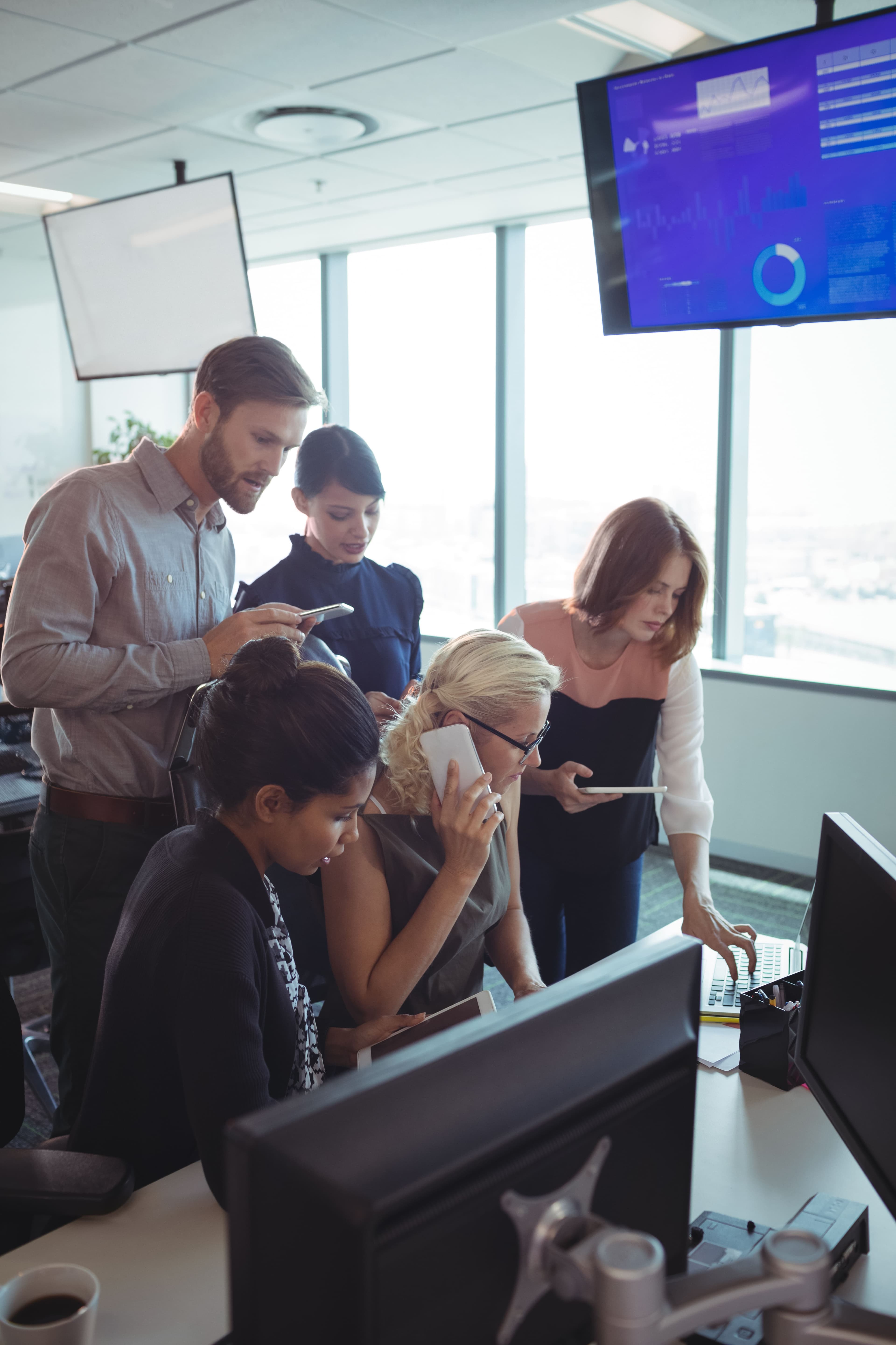 Equipo de trabajo colaborando en oficina moderna