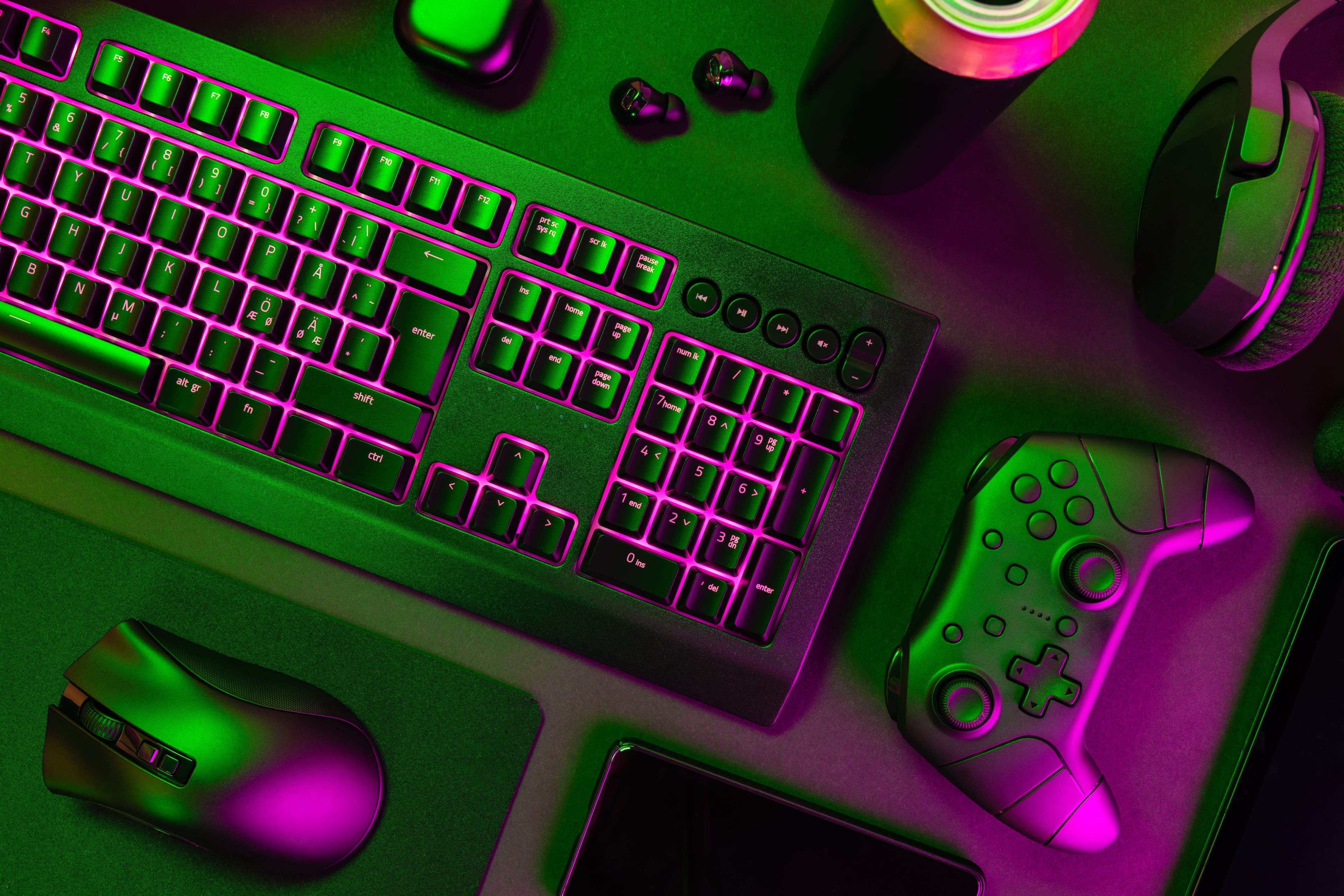 Teclado mecánico gamer K7 con luces RGB encendidas