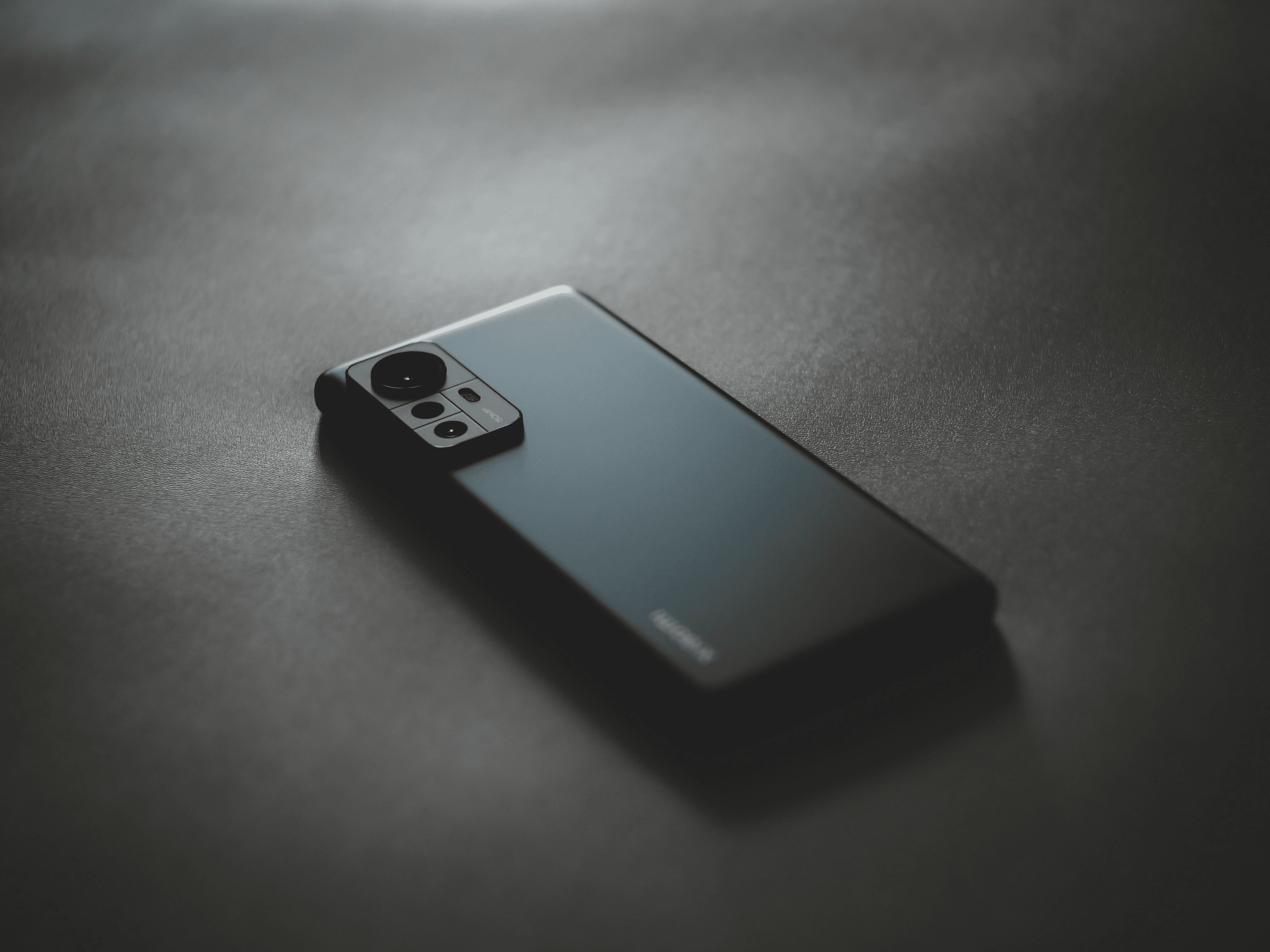 Smartphone Nova X color azul medianoche mostrando interfaz
